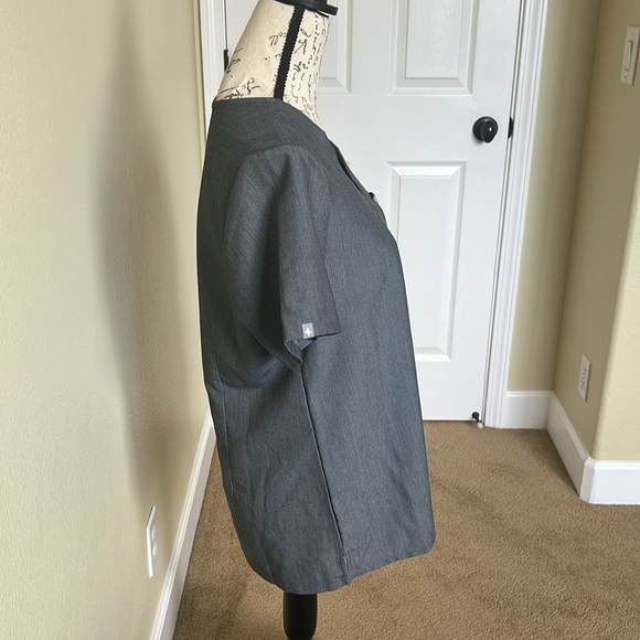 Bundle Figs charcoal gray V-neck scrub top & matching scrub pants, size medium. - Picture 3 of 7